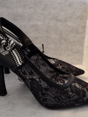 MADDEN NYC SIZE 10 Women's Black Lace Pointed Toe Heels